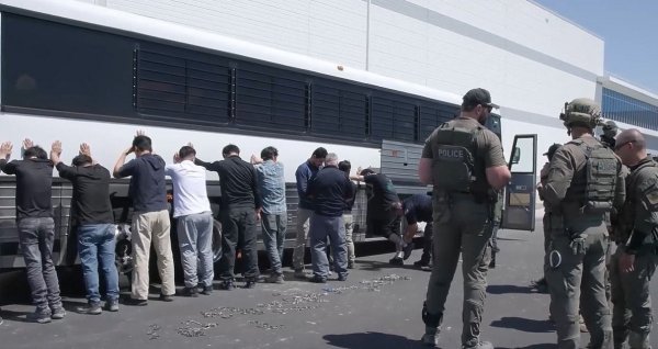 专业实盘配资 接回在美被捕韩国人的包机将于11日从美国出发